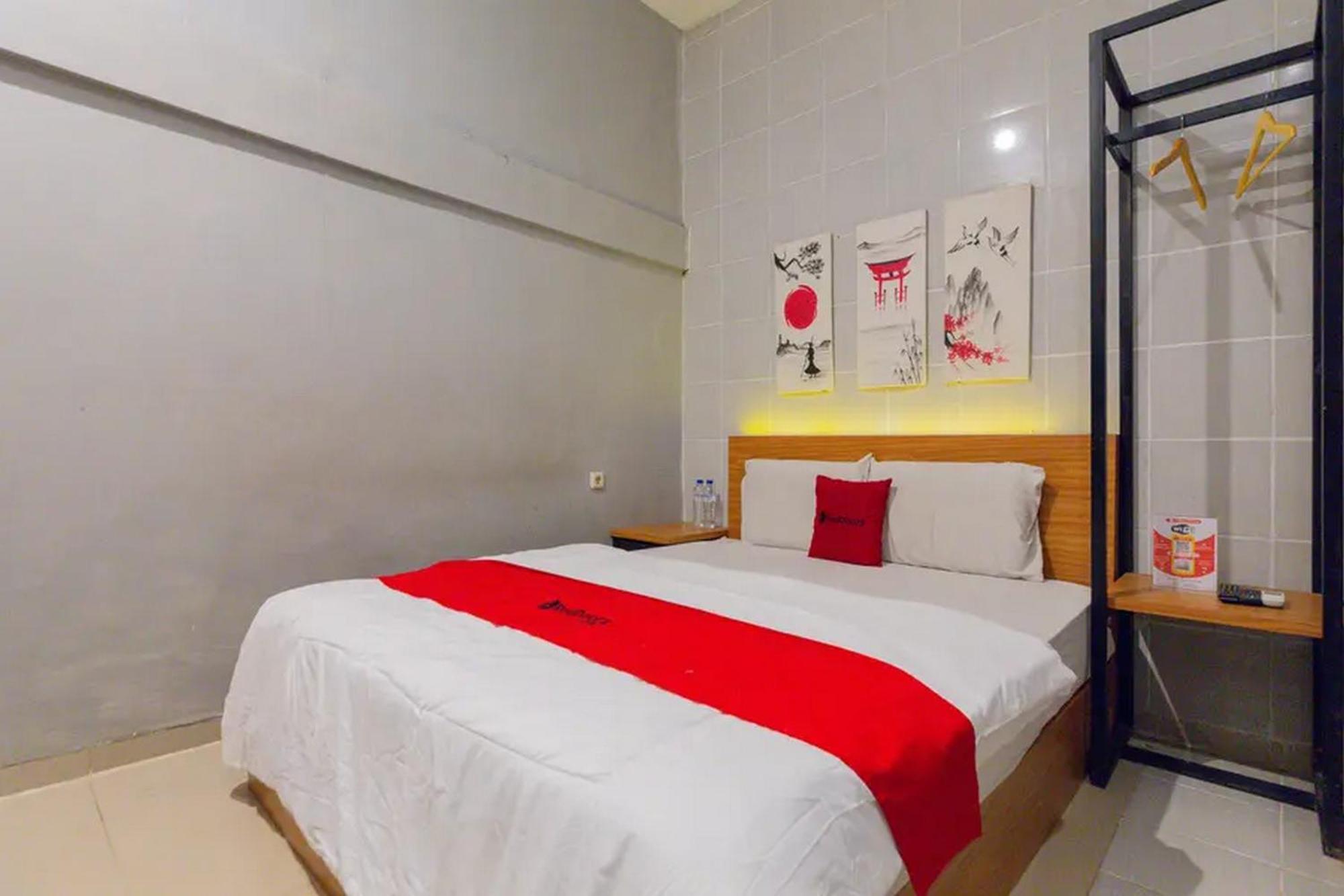 เรดดอร์ซ แอต มานูคัน สุราบายา Hotel ภายนอก รูปภาพ