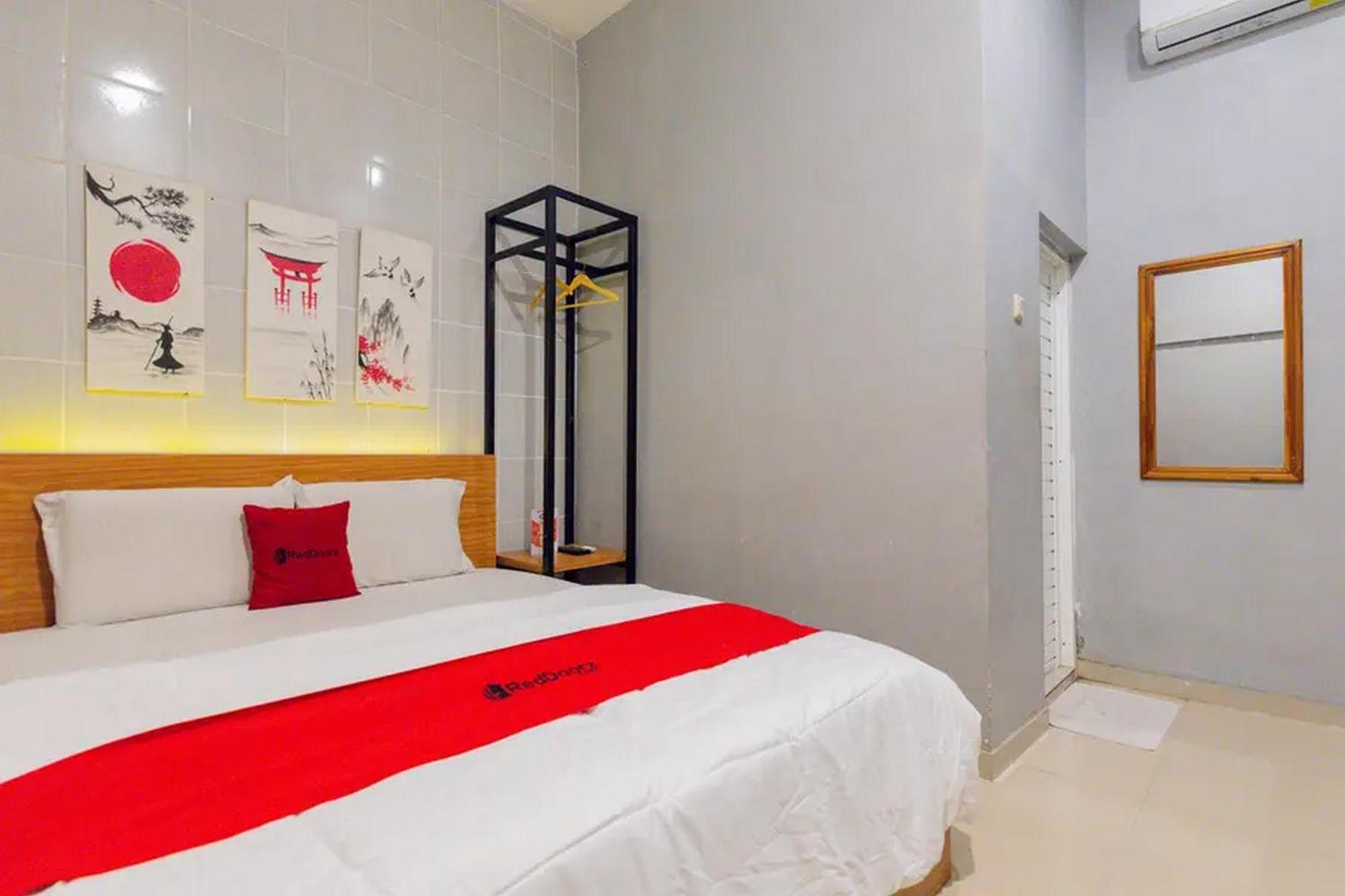 เรดดอร์ซ แอต มานูคัน สุราบายา Hotel ภายนอก รูปภาพ