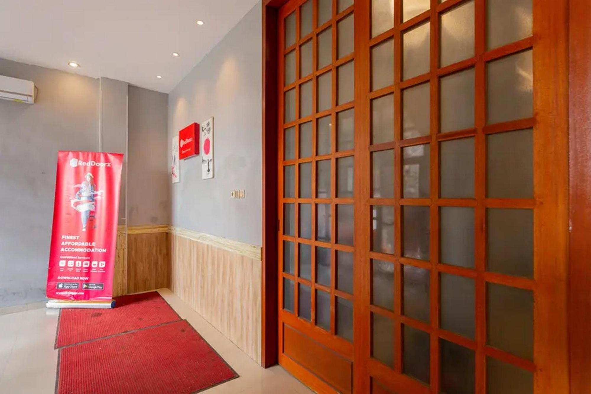 เรดดอร์ซ แอต มานูคัน สุราบายา Hotel ภายนอก รูปภาพ